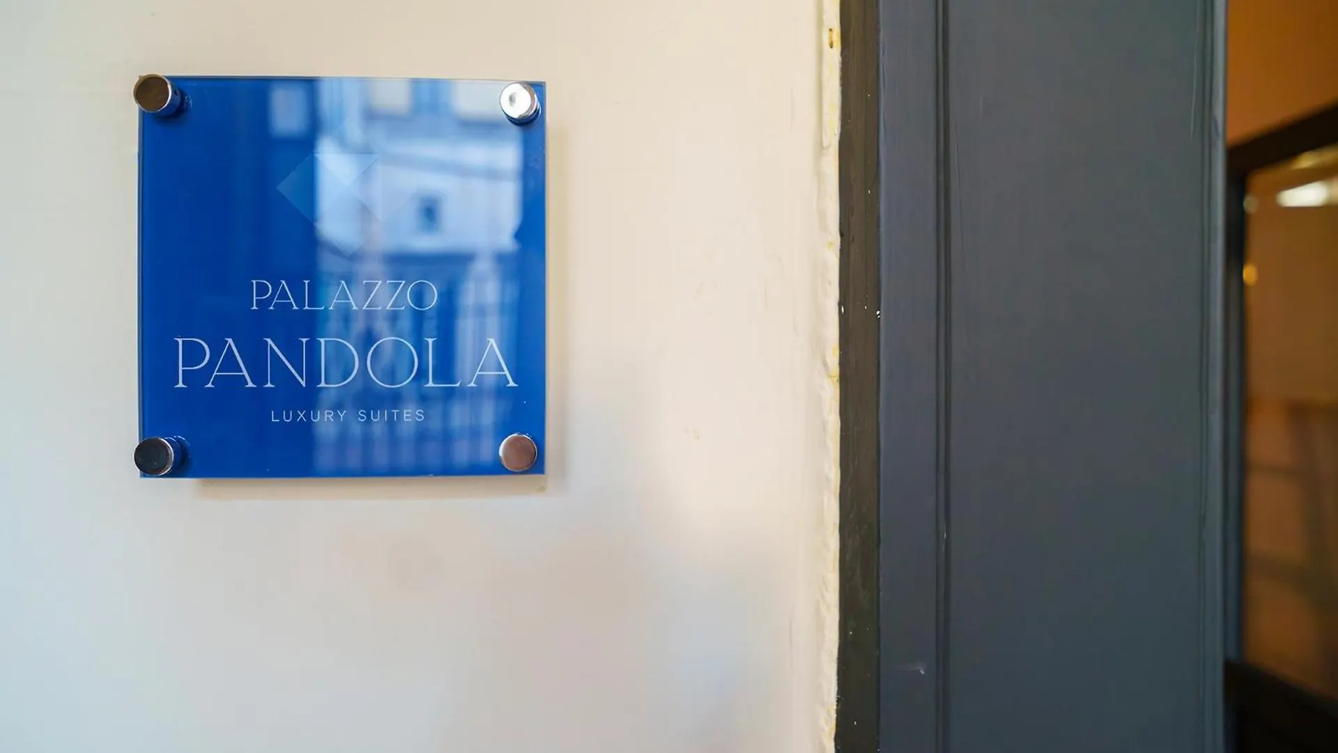 Гостевой дом Palazzo Pandola - Luxury Suites Неаполь Италия